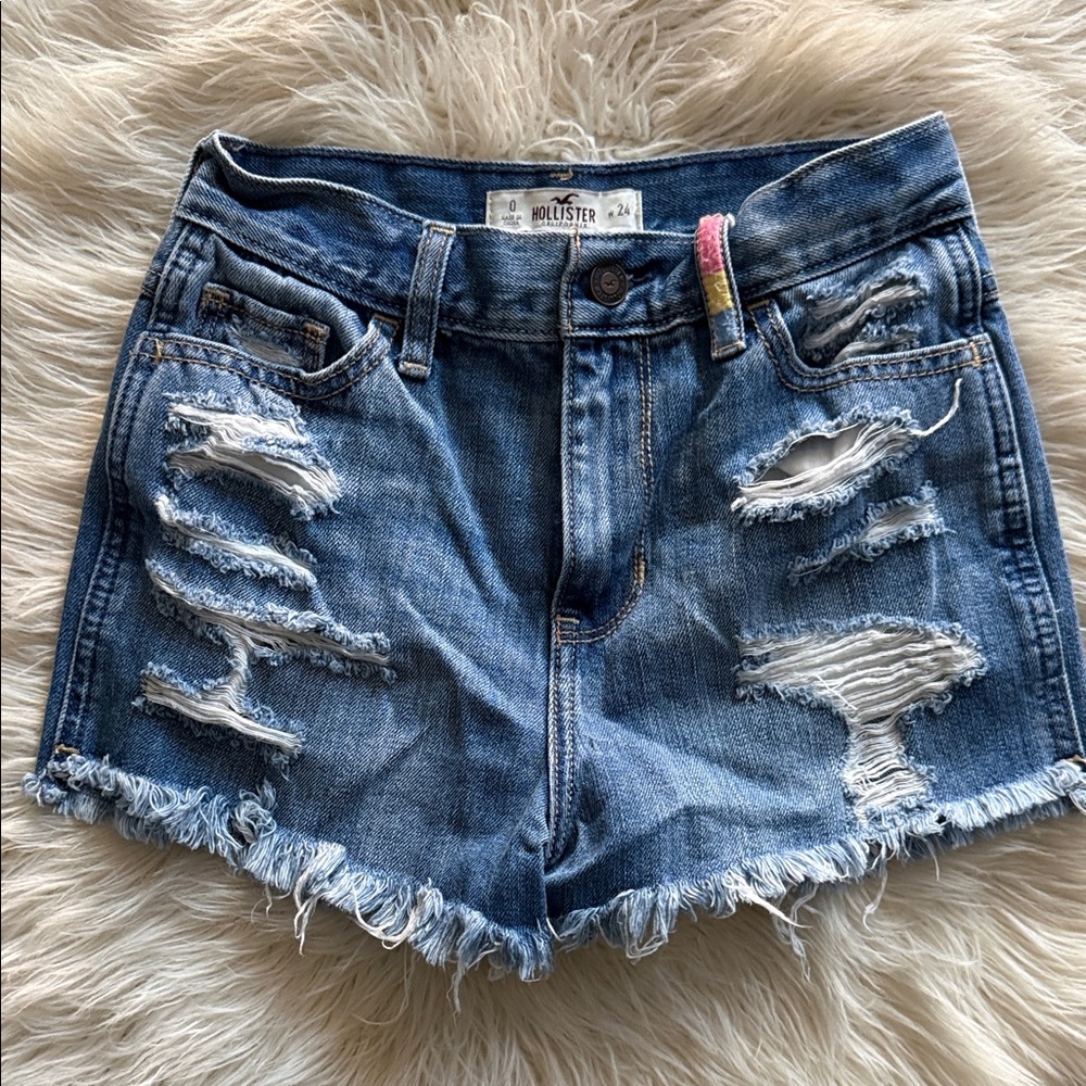 🌈HOLLISTER DISTRESSED HIGH RISE SHORTS💙